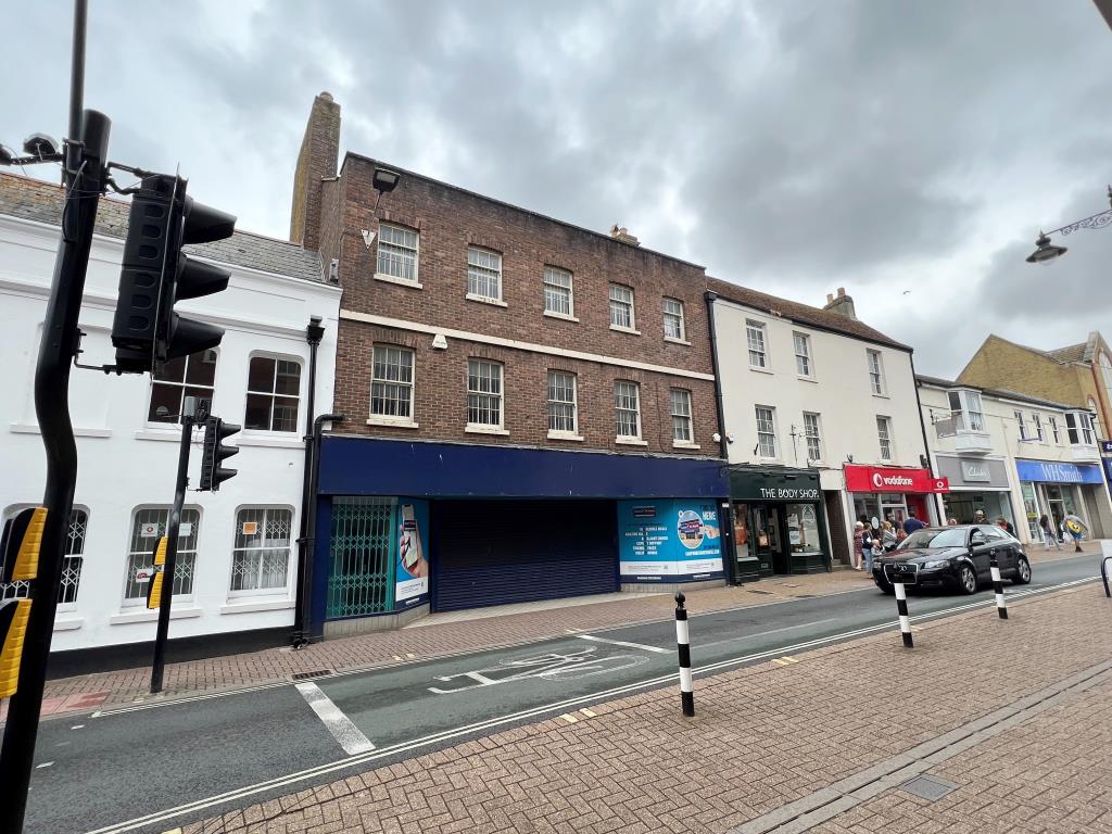 Lot: 137 - FREEHOLD TOWN CENTRE SHOP AND UPPER PARTS WITH PLANNING FOR CONVERSION - 
